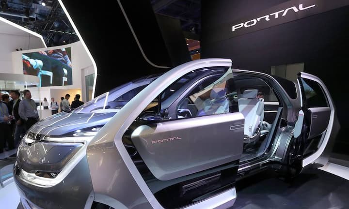 Mit welchen Autos wir in Zukunft vielleicht fahren werden - Ideen von der CES:«Portal», ein Auto mit auffälligen Schiebetüren und viel Glas sowie einem fast komplett umbaubaren Innenraum, zeigt Chrysler. Ziel der Entwickler sei es gewesen, ein Auto für junge Käufer so begehrt zu machen wie ein Smartphone.