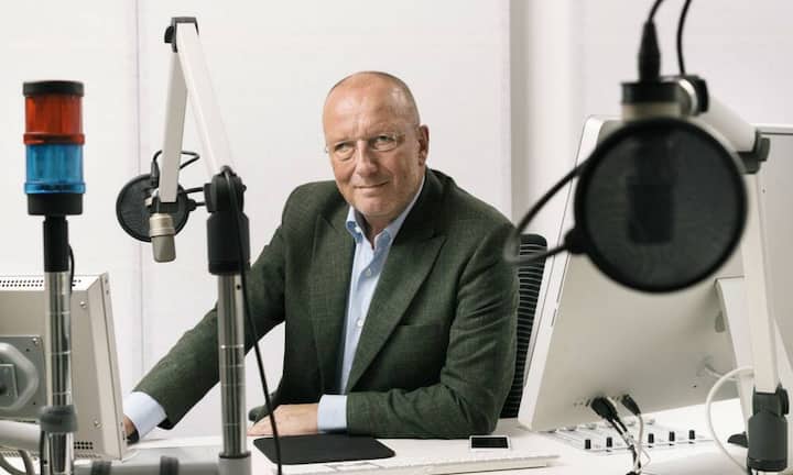 Roger de WeckGeneraldirektor SRGIm Herbst 2017 ist es so weit: Roger de Weck tritt nach sieben Jahren von seinem Amt zurück. Ein bevorstehender Wechsel an der SGR-Spitze schien erst unwahrscheinlich: Nachdem de Weck das Pensionsalter für das Kader der SRG 2014 von 62 auf 65 Jahre angehoben hatte – mit Option bis 70 –, munkelte man, der heute 63-Jährige wolle seine Amtszeit verlängern.Bilder: Keystone