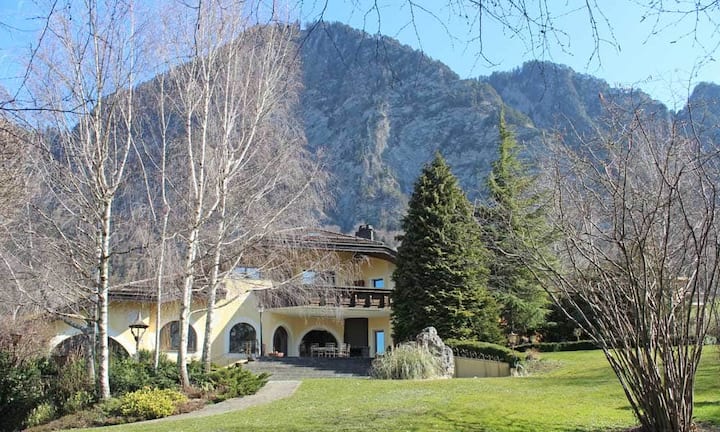 Die Fensterfronten im Wohnbereich lassen sich elektrisch in den Boden versenken und ermöglichen so den Zutritt zu der gepflegten Gartenanlage mit schattigen Sitznischen. Zu der Villa gehört ausserdem eine Garage, welche Platz für 3 Autos bietet. Die Villa «Basten» befindet sich an einer ruhigen Lage von Igis mit sonniger Ausrichtung.