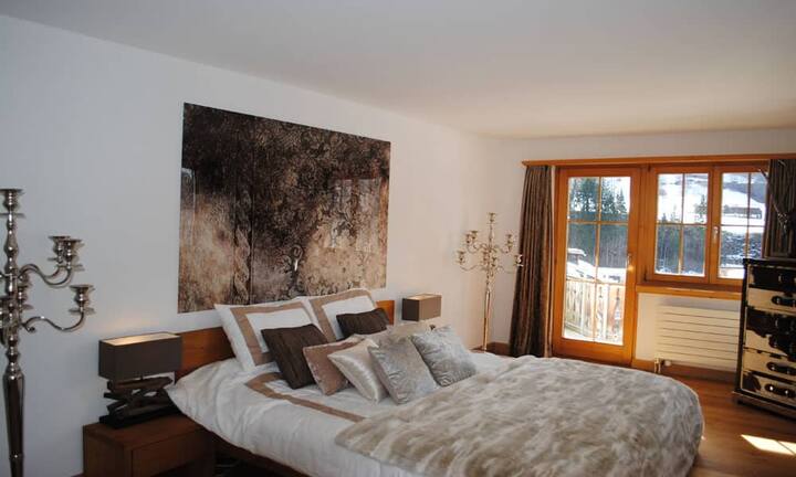 ...ein Masterbedroom im Obergeschoss bieten viel Platz für Familie und Gäste.