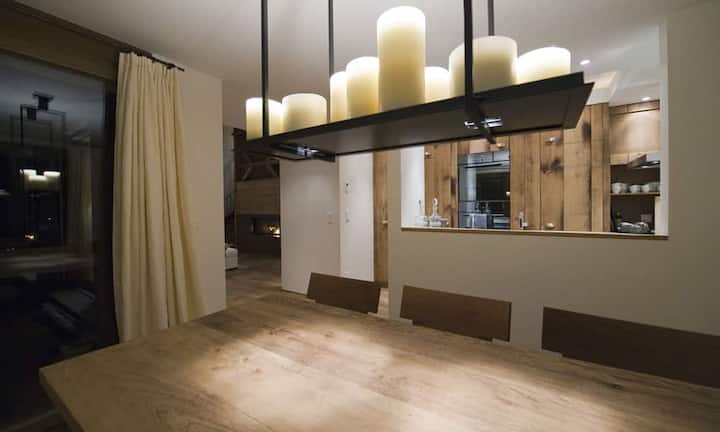 Die beeindruckende Ferienwohnung befindet sich an Bestlage in der Lenzerheide. Preis: 3'600'000.-  Quelle und Bilder: Engel & Völkers