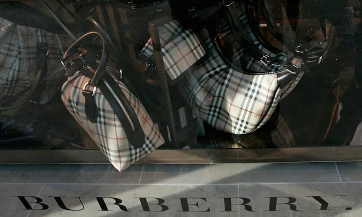 Auch Burberry hat natürlich sein Logo. Die Taschen mit dem bekannten Karomuster oder die beigen Trenchcoats brauchen damit nicht gross markiert werden. Ein erfolgreiches Branding ist aus Muster, Schriftart, Formen, Texturen oder...