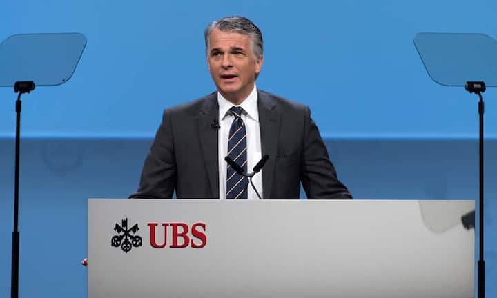 Hilft ein akademisches Elternhaus bei der eigenen Karriere? Ein Überblick über Schweizer Konzernchefs und ihre Eltern: Sergio Ermotti absolvierte eine Banklehre, statt zu studieren. Bereits der Vater des UBS-Chefs war Bankangestellter.