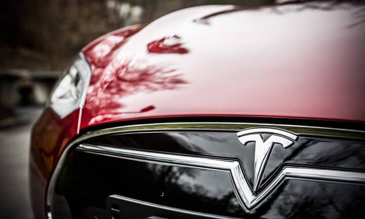 Hinter der Frontverkleidung versteckt sich nicht der Motor. Der Tesla hat auch vorne viel Platz für Gepäck. Umständlich ist nur das Schliessen der Kühlerhaube.    Das Auto hat der Fotograf Patrick Stoll exklusiv für handelszeitung.ch in Szene gesetzt.