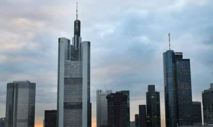 Das höchste Gebäude Deutschlands liegt auf Rang 7 der höchsten Bauwerke Europas. Der Commerzbank Tower steht in Frankfurt. Höhe: 259 Meter (ohne Sendemast auf der Spitze). Anzahl der Etagen: 58.