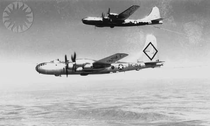 Die erste Non-Stop-Erdumrundung gelang schon im Jahr 1949. Viermal musste die Maschine, der «Lucky Lady II» dafür in der Luft betankt werden. Sie war knapp vier Tage in der Luft und legte eine Strecke von 37'000 Kilometern zurück. flickr/CC/Public.Resource/Org