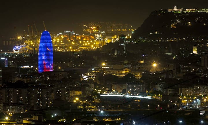 Rang 9: Barcelona
Bestandteil des weltweiten Vergleichs war eine Variation von elf Faktoren: Die Städte wurden in den Kategorien Aktivitäten, Clubs, Bars, Erotik, Shopping, Museen, Konzerte, Sport Clubs, den Sperrzeiten von Restaurants und Bars sowie dem Bierpreisindex analysiert. Der durchschnittliche Bierpreis liegt in der Hauptstadt Kataloniens bei 1,26 Franken. Jordi Payà/Flickr/CC