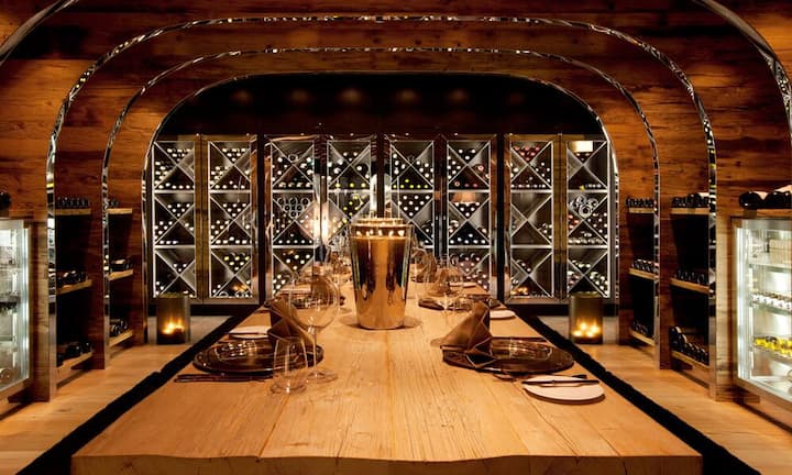 In den Räumen des Chalets findet sich eine Mischung aus High-Tech und Romantik. Wohin man blickt flackern Kerzen und sorgen für eine heimelige Atmosphäre. (Bilder: ZVG)