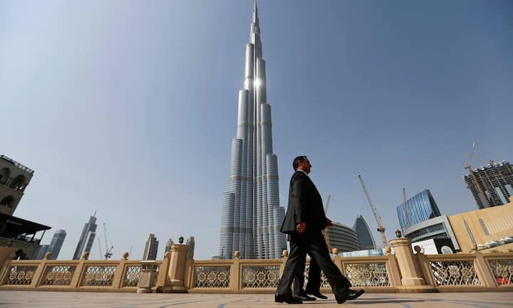Platz 1: Burj Khalifa, Dubai  Hoch, höher, Dubai. Mit 830 Metern ist der Burj Khalifa der höchste Wolkenkratzer der Welt. Von der Aussichtsplattform im 124. Stock – auf 452 Metern Höhe – haben Besucher einen atemberaubenden Ausblick auf die Wüsten-Metropole. Bilder: Bloomberg/Keystone