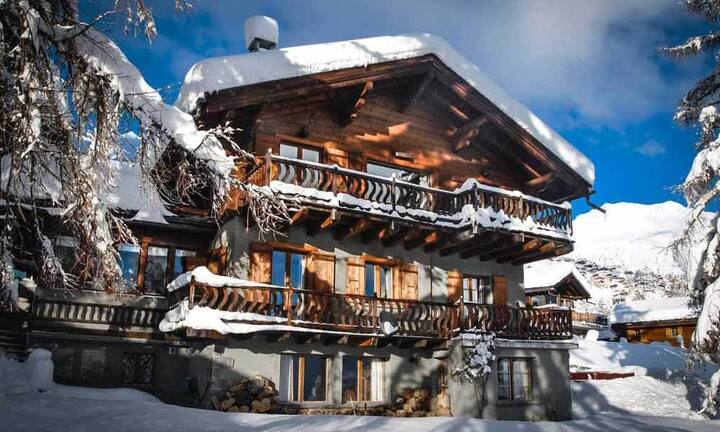 Noch mehr bezahlt man für dieses Chalet in Bagnes, Wallis. Für 2890 Franken pro Nacht stehen den maximal 14 Gästen dafür sogar ein eigener Koch und zwei Angestellte zur Verfügung.