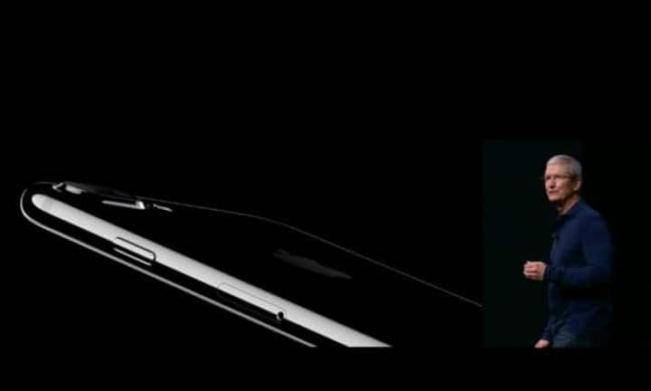 Der neue Chip «A10 Fusion» sei doppelt so schnell wie der im zwei Jahre alten iPhone 6. Der Speicher in der günstigsten Variante wurde von 16 auf 32 Gigabyte angehoben. Das neue Diamantschwarz-Finisch wird dabei nur in den höheren Datenspeicher-Varianten angeboten (128 GB und 256 GB).