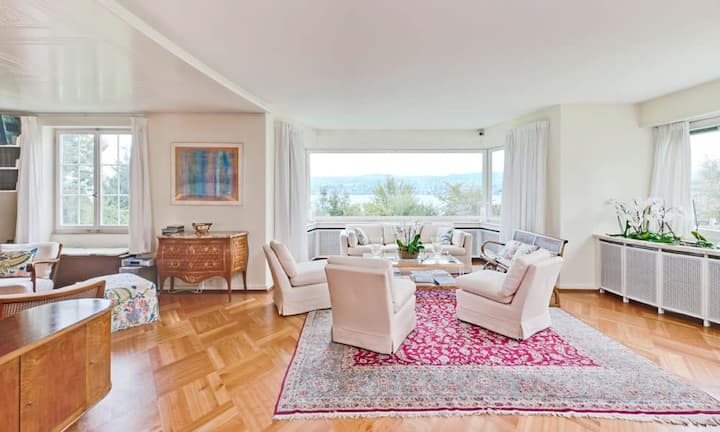 Durch die Glastüren kommt man raus zu den diversen überdachten Sitzmöglichkeiten und dem äussert gepflegten Garten mit Rasen und Rosenbeeten.