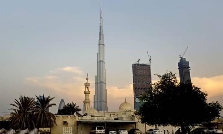 Rang 1: 

Obwohl das «Burj Khalifa» in Dubai weltweit am meisten Stockwerke ausfweist und auch über das höchstgelegene nutzbare Stockwerk verfügt, vergeudet es am meisten Platz: Von den total 828 Metern werden 244 nicht in Anspruch genommen. (Bild: Keystone)