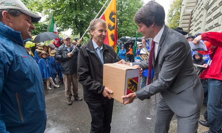 Platz 8: Erich von Siebenthal (SVP, BE)-25 Punkte SVP-Nationalrat Erich von Siebenthal plädierte unter anderem dafür, dass der Tourismus befristet von der Mehrwertsteuer befreit wird. Dies reichte er sogar selbst ein. Bilder: Keystone
Hier gehts zur vollständigen Liste.