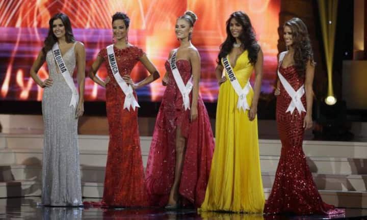 Die Top Fünf (v.l.n.r.): Gewinnerin Paulina Vega, Miss Jamaica Kaci Fennell, Miss Ukraine Diana Harkusha, Miss Niederlande Yasmin Verheijen und Miss USA Nia Sanchez.