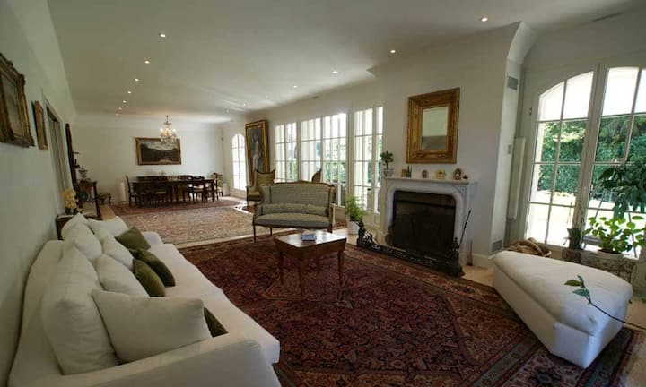 Die Terrasse auf der Südseite ist durch mehrere raumhohe Zugänge mit dem Wohnbereich verbunden.