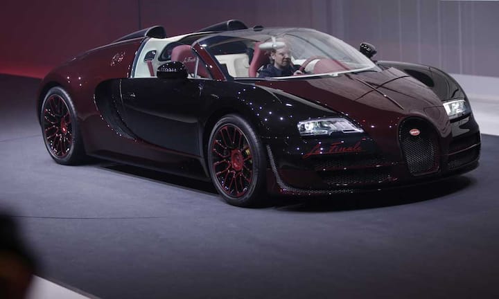 Bugatti Veyron
Der von Volkswagen produzierte Kraftbolide fährt bei der Pre-Show auf die Bühne. Erst vor kurzem hat Bugatti das 450. und damit letzte Exemplar seines Prestige-Sportwagens verkauft. Der Preis: 2,3 Millionen Euro.