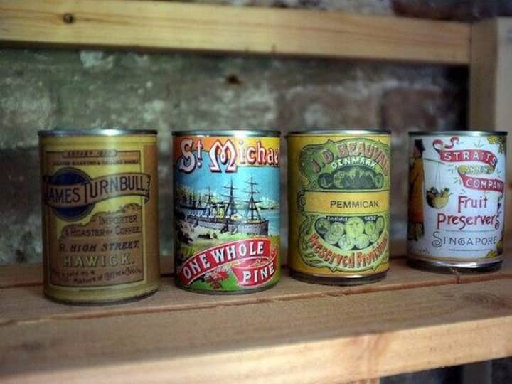 Der Franzose Nicolas Appert entwickelte als Erster eine Methode, Nahrungsmittel haltbar zu machen, indem er sie in Gläser packte und diese durch stundenlanges Kochen sterilisierte. Aber es war der britische Händler Peter Durand (1766 bis 1822), der das Prinzip 1810 auf Blechbüchsen übertrug.