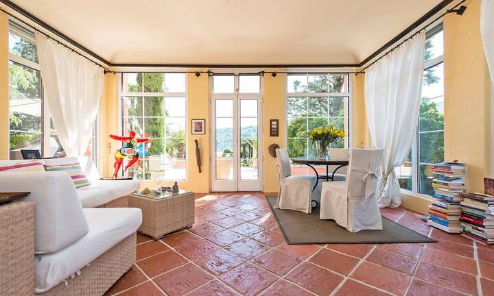 Der Bodenbelag wechselt je nach Zweck des Raumes von Dielenboden, Parkett zu Stein.