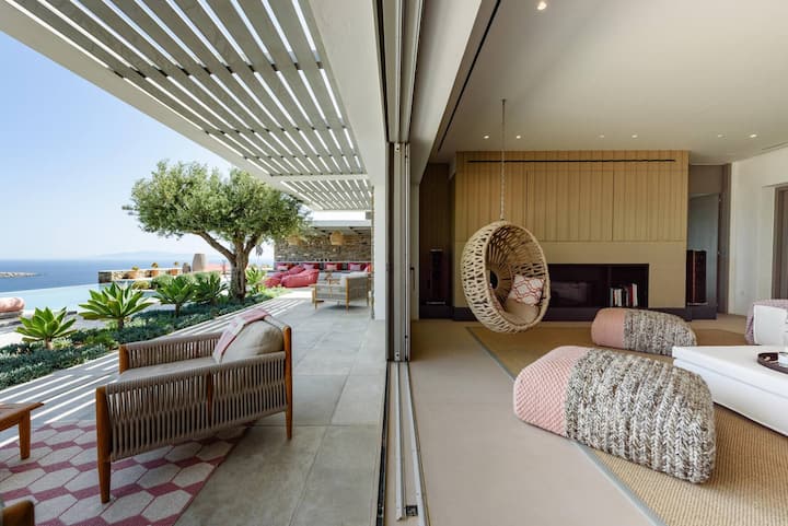 Hier im milden Klima der griechischen Inseln bleiben die Türen meistens offen. Hinter der Holzwand verbirgt sich eine hochwertige Stereoanlage.