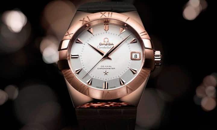 Gold mit dem besonderen Glanz: Omega und Rotgold: Das ist eine lange Geschichte. Die Weltmarke spendierte ihren Werken traditionell einen Rotgoldüberzug. Die neuen Kaliber nehmen diese Tradition wieder auf. Für die Gehäuse haben sich die Omega-Metallurgen etwas ganz Besonderes ausgedacht: Sedna-Gold, eine Rotgoldlegierung aus Gold, Kupfer und Palladium. Als erste Uhr wartet jetzt die Constellation Sedna mit dem besonderen Rot-Ton auf 19 200 Franken.