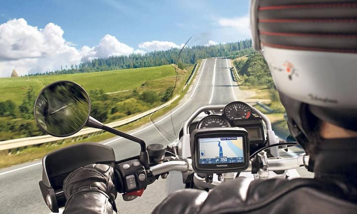 Das Navigationssystem für Motorradfahrer bietet Schutz vor allen Wettereinflüssen und hat einen 4.3-Zoll-Bildschirm, der sich auch mit Handschuhen bedienen lässt. Das Gerät kann Routenhinweise per Bluetooth-Technik an den Helm des Fahrers übertragen. So bleiben die Hände am Lenker. Und damit der Biker stets auf der richtigen Strasse fährt, lässt sich das Kartenmaterial (Europa) mit lebenslangen Updates aktualisieren. TomTom Rider 415 Franken.