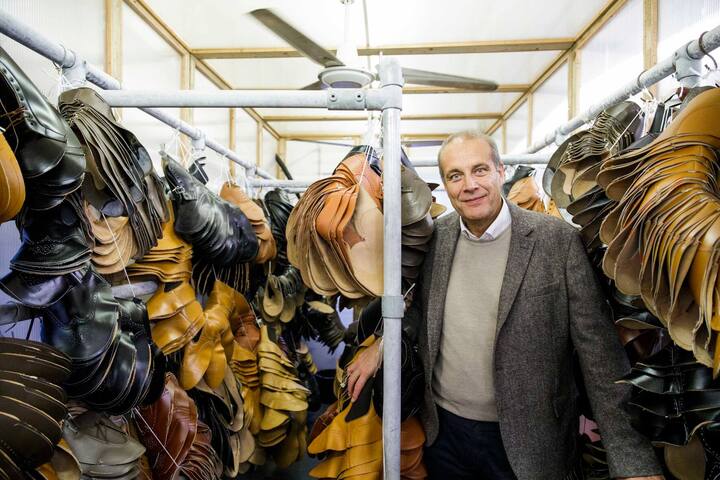 CEO Martin Mason in einem seiner Luft-feuchten Zwischenlager.