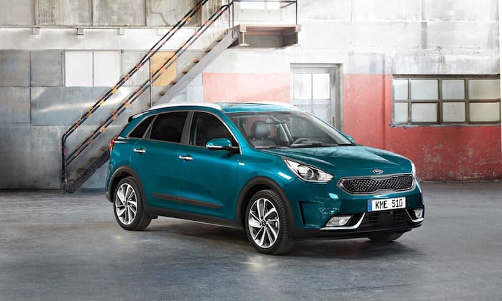 Grüner Softroader: Kia NiroOptik und Platzangebot eines Kompakt-SUV, die Technik eines Vollhybriden: Das ist der 4,36 Meter lange Kia Niro, mit dem die Südkoreaner kommenden Herbst neue Marktanteile gewinnen wollen. Angetrieben von einem 1,6-Liter-Turbobenziner plus E-Motor, summiert sich die Leistung auf 104 kW (141 PS) und 264 Nm - genug, um in zwölf Sekunden auf 100 zu sprinten und 180 km/h schnell zu fahren; als Verbrauch gibt Kia 4,1 Liter an. Preis: ab 32'000 Franken.