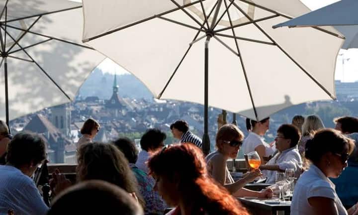 Eine wunderbare Aussicht auf die Altstadt hat man im Restaurant Rosengarten. (Bild: ZVG)