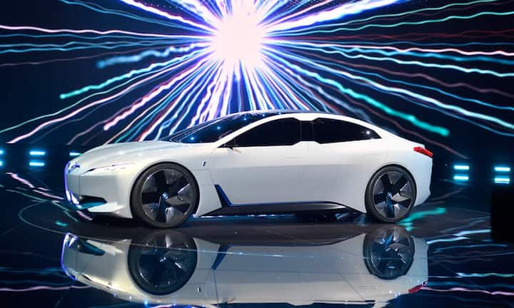 Die Testflotte entwickelte BMW gemeinsam mit dem US-Chipriesen Intel und dem israelischen Kameratechnik-Spezialisten Mobileye. Mit diesen Partner wollen die Münchner 2021 selbstfahrende Autos auf den Markt bringen. Auf der IAA geben die Bayern mit dem «i Vision Dynamics» darauf einen Vorgeschmack.