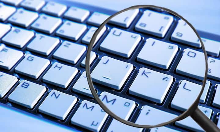 PhishingVersuche, an Zugangsdaten heranzukommen, zum Beispiel für das E-Banking. Dabei wird dem Opfer eine gefälschte Mail seiner Bank oder seines Telekomanbieters geschickt, in welcher der Nutzer aufgefordert wird, auf einen Link zu klicken, um seine Daten zu aktualisieren. Der Link führt jedoch auf eine gefälschte Website, wo die Zugangsdaten abgegriffen werden sollen.