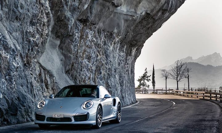 Respektvoll weicht der Fels zurück: Im 911 Turbo S am Vierwaldstättersee zwischen Vitznau und Brunnen.