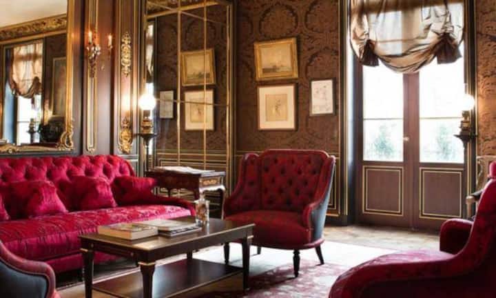 Platz 5 (Vorjahr: 2): La Réserve Paris, ParisDer jüngste Pariser Hotelklassiker ist von aussen kaum als Hotel zu erkennen und spricht Menschen an, die das Sehen und Gesehenwerden in palastartigen Hotel-Lobbys nicht ertragen, sondern sich eher wie in einem exklusiven zweiten Zuhause fühlen wollen. Die Kombination aus elitärer Intimität und behaglichem Superluxus begeistert ebenso wie die opulent-raffinierten, in klassische Motive aus Samt und Seide getauchten Interieurs.