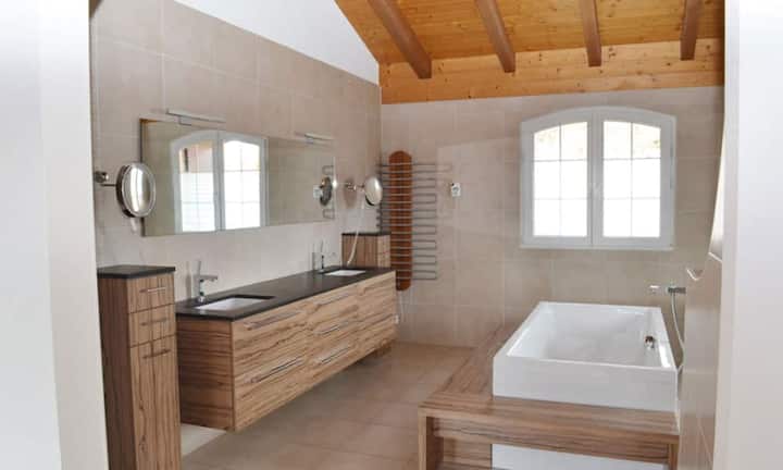 Vom Elternzimmer ist das Bad direkt begehbar, die drei Schlafzimmer besitzen eine eigene Nasszelle.