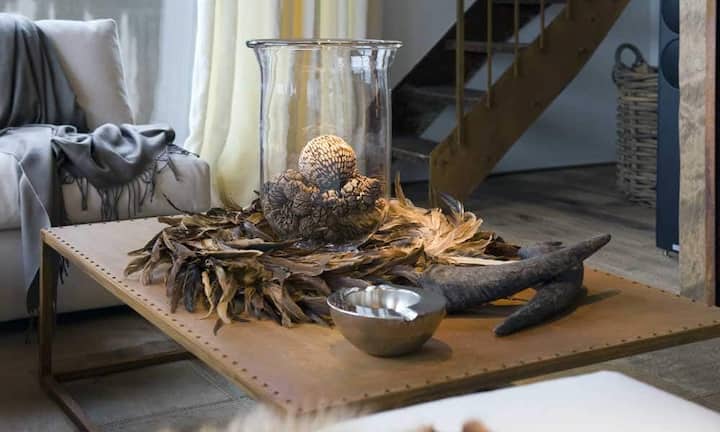 In der gesamten Wohnung findet sich das Element Altholz wieder, welches Modernes und Heimeliges miteinander verbindet.