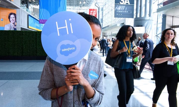 Salesforce: Urlaub und Geld für soziales EngagementWer Vollzeit arbeitet, hat selten Zeit, um Hunde aus dem Tierheim auszuführen oder in der Armenspeisung zu helfen. Salesforce bietet seinen Mitarbeiten deshalb sechs bezahlte freie Tage im Jahr, an denen sie ihr soziales Engagement ausleben können. Ausserdem bekommt jeder Angestellte 1000 Dollar, die er einer Organisation seiner Wahl spenden darf.PR/Flickr/CC