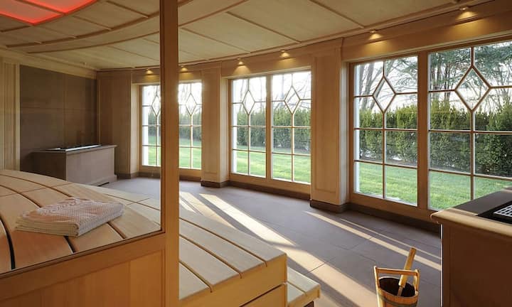 Platz 5 in der Kategorie «Die besten Spas für Genussmenschen»: Bareiss in Baiersbronn, Schwarzwald.
Das Bareiss punktet in fünf von sieben Kategorien mit der Höchstpunktzahl. Dass das Hotel nicht noch höher gerankt ist, liegt an der Lage und der Umgebung: Hier erhielt das Schwarzwälder Haus nur vier von zehn Punkten.