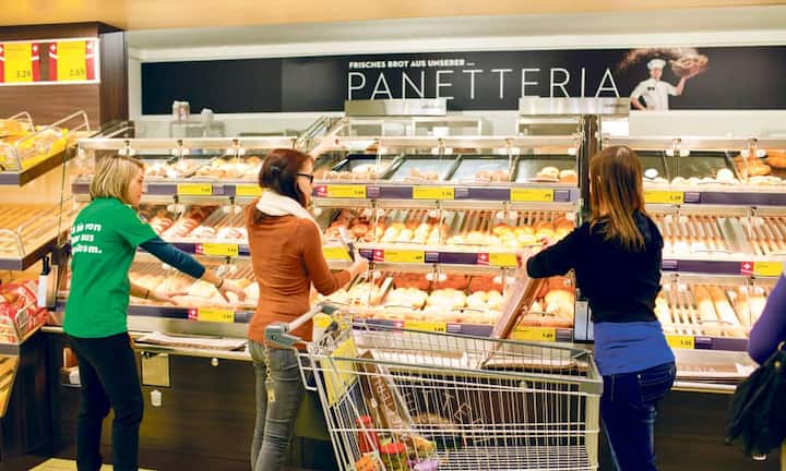 Aldi zog mit der «Panetteria» nach. Mit frischem Brot sowie einer breiteren Auswahl an Obst und Gemüse folgt Aldi den Kundenwünschen, hält aber an einem schmaleren Sortiment und mehr Eigenmarken als die Wettbewerber fest.