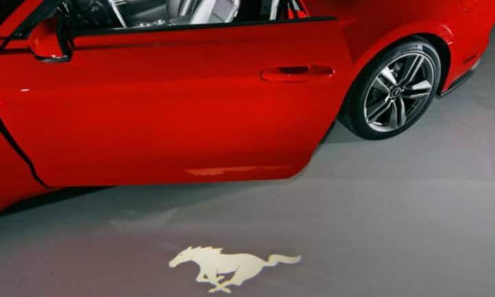 Und, kleiner Gag am Rande: Die Ingenieure haben in die Aussenspiegel Minibeamer eingebaut, die einen galoppierenden Hengst mit wehender Mähne auf den Boden projizieren. Bilder: Ford