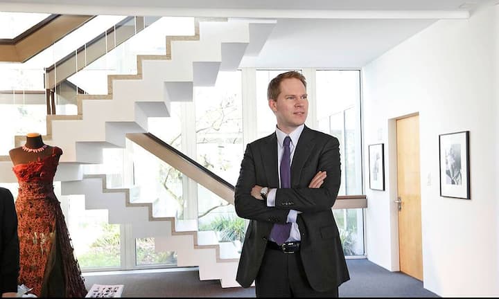 Emanuel ForsterCo-CEO Forster RohnerDieses Jahr wird als ein besonderes in die Firmenchronik der Forster-Rohner-Gruppe eingehen: Emanuel Forster, der das Unternehmen zusammen mit seiner Schwester Caroline in vierter Generation führt, hat den Familienbetrieb um eine grosse Marke erweitert. Seit Januar firmiert Jakob Schlaepfer unter seinem Dach.Frank Schwarzbach