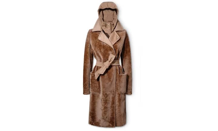 Wetterfest: Jede Frau sollte in ihrem Leben mindestens einen Max-Mara-Mantel getragen haben. Auch wenn die erste Assoziation bei «Max-Mara-Manter» die bekannten und beliebten Kamelhaarmäntel sind, bietet die Marke mehr: zum Beispiel diesen Shearling Trench Coat mit abnehmbarer Kapuze. Max Mara, Mantel, 4790 Franken.