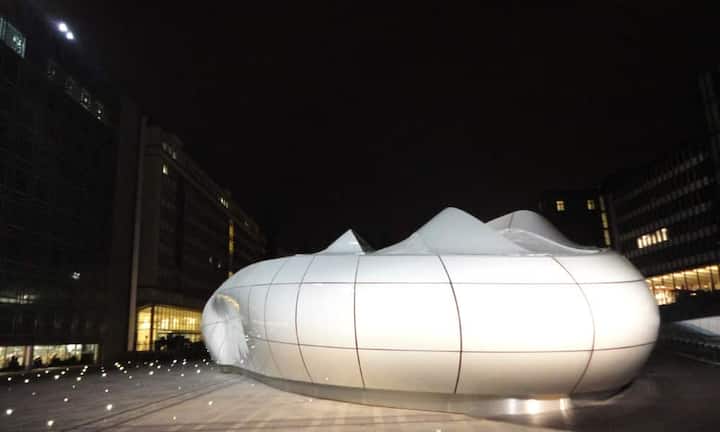 Bekannt war Hadid nicht nur für ihre dauerhaften Gebäude. Sie war auch im Bereich Design tätig und realisierte unter anderem Möbelentwürfe, Inneneinrichtungen und Messepavillons, wie hier für Chanel.
NiaLDracula/CC