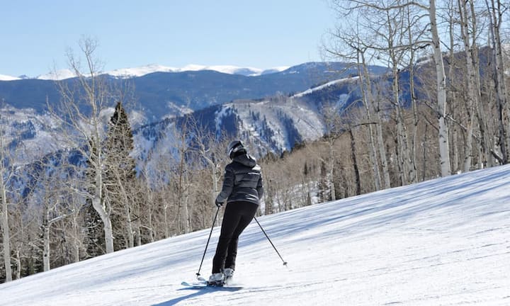 Aspen, Colorado (USA): Aspen gilt als exklusiver Skiort mit circa 7.000 Einwohnern, der sich in den Bergen im Staat Colorado befindet. Die Stadt ist als eine Art Rückzugsort bekannt und deshalb sehr bei Stars und Firmenchefs gefragt. Die Liste ist lang: Sängerin Mariah Carey,  Schauspieler Jack Nicholson, Antonio Banderas oder Cindy Crawford wurden hier gesichtet. Das Bild zeigt Amerikas First Lady, Michelle Obama.