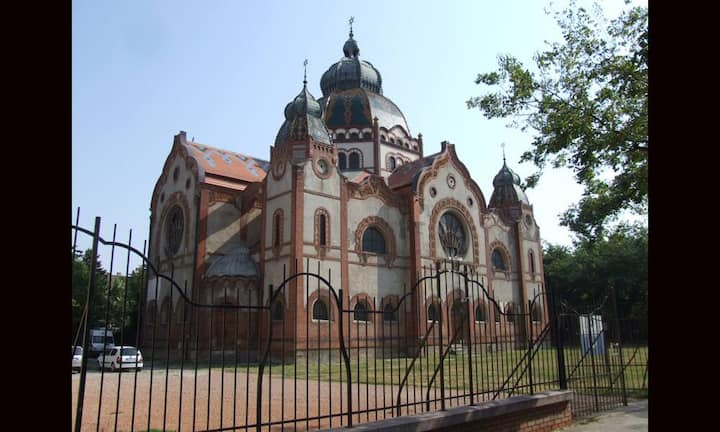 Synagoge in Subotica, Serbien: Hier handelt es sich um ein sehr schönes Beispiel von Jugendstil-Architektur im sakralen Bereich in Mitteleuropa. Zur Zeit, als die Synagoge gebaut wurde, verfügte die Stadt über eine große jüdische Gemeinde. Nach dem 2. Weltkrieg hatte sich die Zahl beträchtlich verkleinert und die verbleibende Gemeinde konnte das Gotteshaus nicht erhalten.Europa Nostra Serbia