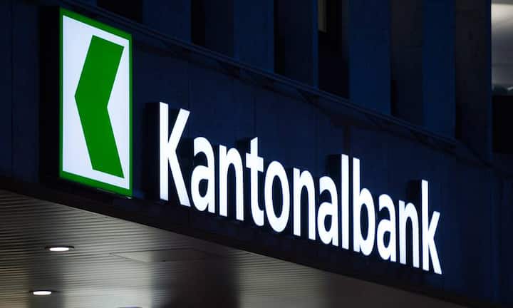 Mit 24'400 Schliessfächern in 38 von 40 Geschäftstellen ist die St. Galler KB gross im Geschäft. Für ein 6 x 30 x 50 Zentimeter grosses Fach zahlen Kunden 70 Franken im Jahr. Je Liter zahlt man 7.10 Franken. Allerdings gibt es keinen 24-Stunden-Zugang und auch kein Schlüsseldepot.