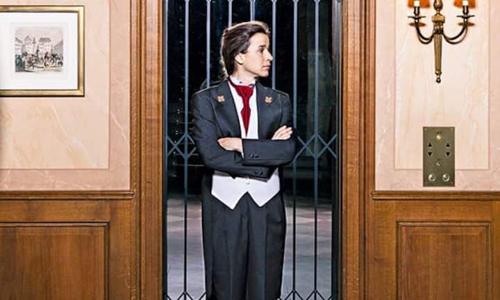 Concierge des Jahres: Cristina Bally («Les Trois Rois», Basel). 
Man könnte sich kaum in bessere Obhut begeben. Denn Cristina Bally bereitet nur zu gern in ihrer höflich zurückhaltenden Art  anderen eine Freude. Sie sieht ihre Hauptfunktion darin, dem Gast möglichst jeden Spezialwunsch diskret zu erfüllen, solange dieser legal und moralisch vertretbar ist. Ihr guter Ruf liegt in der Gabe begründet, sich in andere Menschen hineinzuversetzen, egal welcher Kultur sie entstammen.