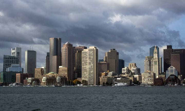 Platz 6: Boston Boston ist eine der ältesten, wohlhabendsten und kulturell reichsten Städte der USA. Daher wundert es nicht, dass die Hauptstadt des Bundesstaates Massachusetts zu den Städten mit den höchsten Übernachtungskosten zählt. Im Durchschnitt zahlen Touristen hier 142 Franken die Nacht.