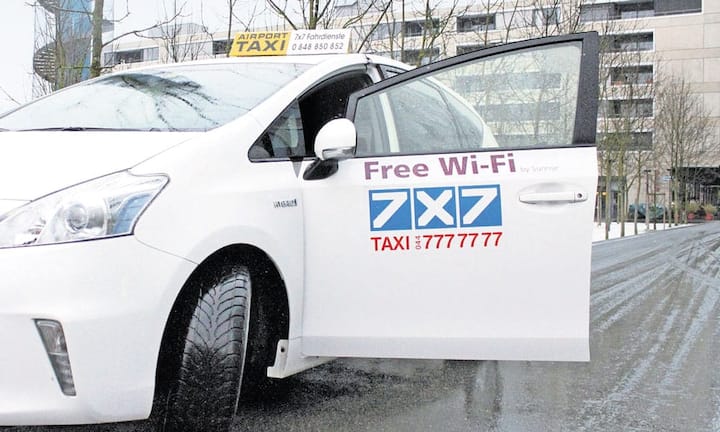 Sunrise: Mobil im Taxi
Sunrise rüstet alle Wagen der Zürcher Flughafentaxi-Flotte mit Wi-Fi-Geräten aus. Zusätzlich stellt der grösste private Telekommunikationsanbieter im Land den Taxis kostenlos das Datenabo «Take away max» zur Verfügung. Sunrise ermöglicht so den Fahrgästen, dass sie an Bord mit LTE-Geschwindigkeit (4G) mobil im Internet surfen können, ohne dass ihr eigenes Datenvolumen belastet wird.Free Wi-Fi in Zürcher Flughafentaxis, gratis