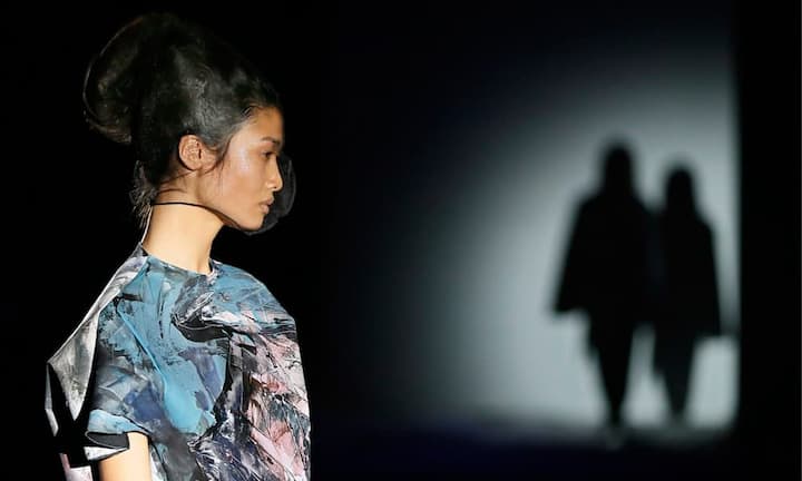 Moskau, Russland (Oktober 2013): Ein Model präsentiert eine Kreation der russischen Designerin Jenya Malygina für das Label «Pirosmani».