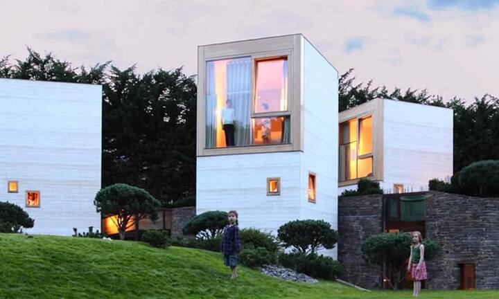 Das «Maison L» steht ungefähr eine halbe Autostunde westlich von Paris und wurde vom Architekten Christian Pottgiesser entworfen. Es bietet…